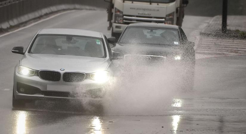 Sofőrök, óvatosan! Ónos szitálás érkezik, jégpályává válhatnak az utak