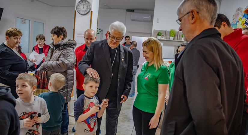 Szálka és gerenda – farizeusok támadják a megyéspüspököt