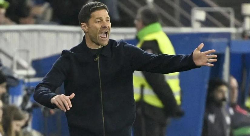 Vinícius esése után Xabi Alonso gúnyosan reagált a játékvezetői ítéletre