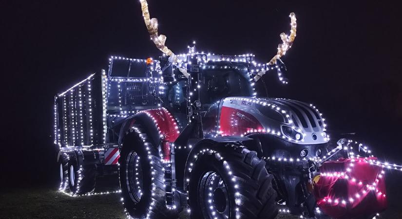 Nem mindennapi látvány: karácsonyi díszbe öltözött a traktor