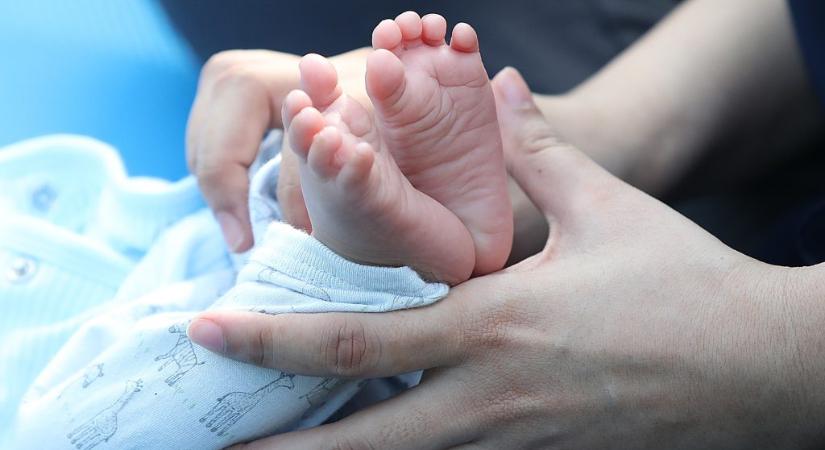 Csak decemberben további 150 kórházban hagyott csecsemőre számít a kormány