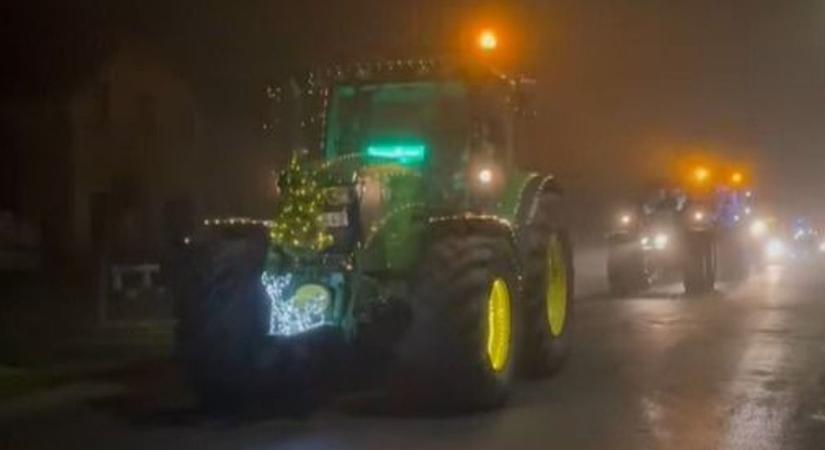 Ragyogóan kivilágított járművek járták be Szil utcáit az adventi felvonuláson - videó