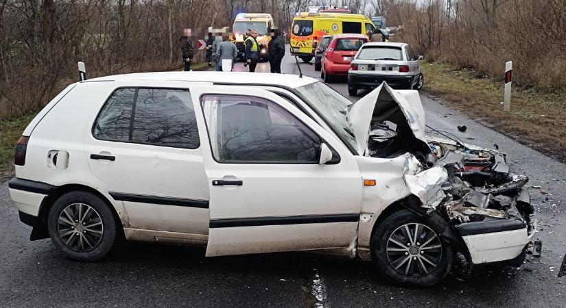 Több autó karambolozott az 53-ason, nőnek öltözve bujkál a rendőrök elől egy bűnöző