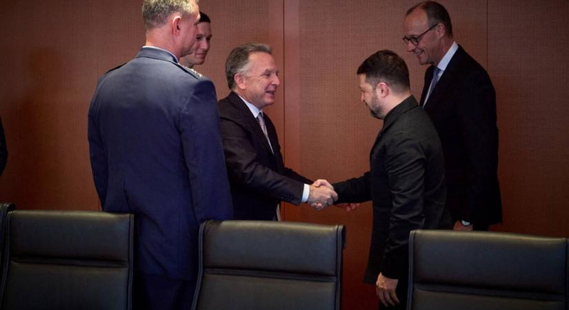 Berlinben dőlhet el Ukrajna sorsa: Volodimir Zelenszkij hajlandó a kompromisszumra, de valamiből nem enged