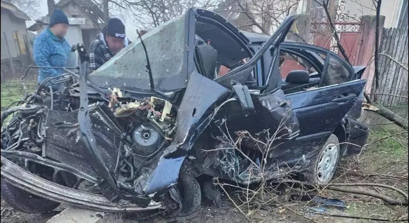 Hídfőnek csapódott autójával, nem élte túl a 19 éves sofőr