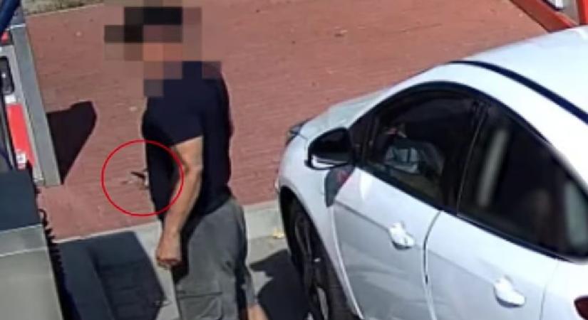 Annyira kedvet kapott a sikáláshoz egy férfi az autómosóban, hogy még a folyadékoldó pisztolyt és a habkefét is magával vitte – videó