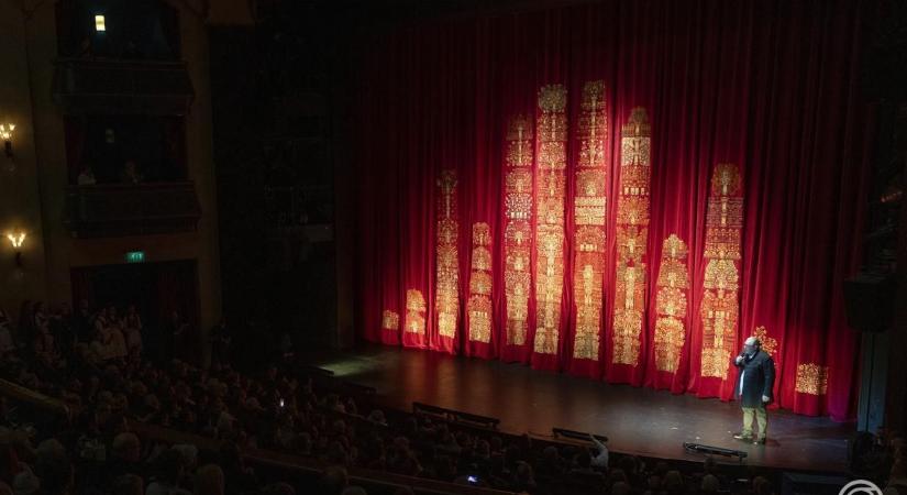 Ilyen lett a Nemzeti Színház 167 m²-es díszfüggönye, amit 104 hímző varrt