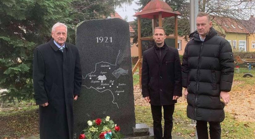 Kópháza: Koszorúzás a népszavazás évfordulóján