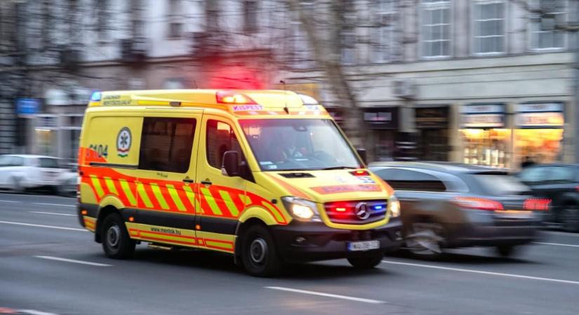 Segélyhívást indított egy négyéves kisfiú, mentők látták el az édesanyját