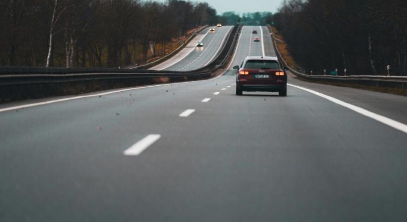 Új fizetős útszakaszok, olcsóbb matricák és kedvezmények: ez változik az autópályákon 2026-ban