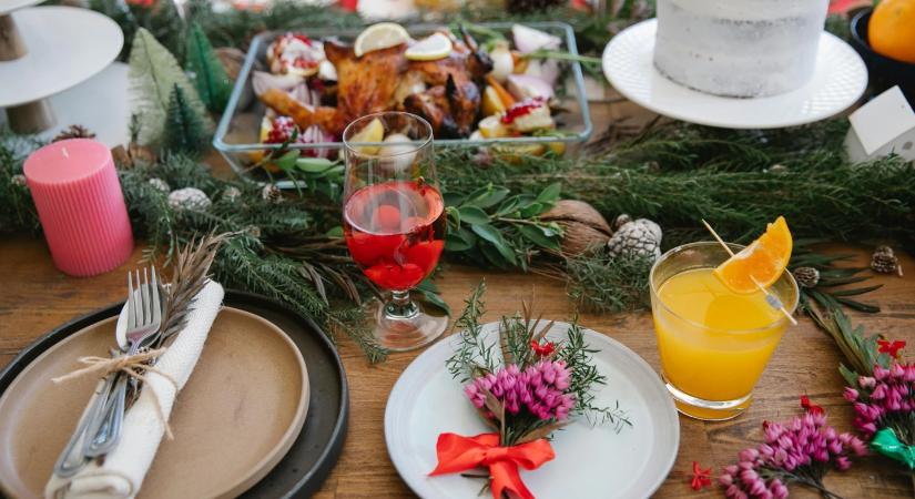 Karácsonyi asztaldekor percek alatt – szalvétával!