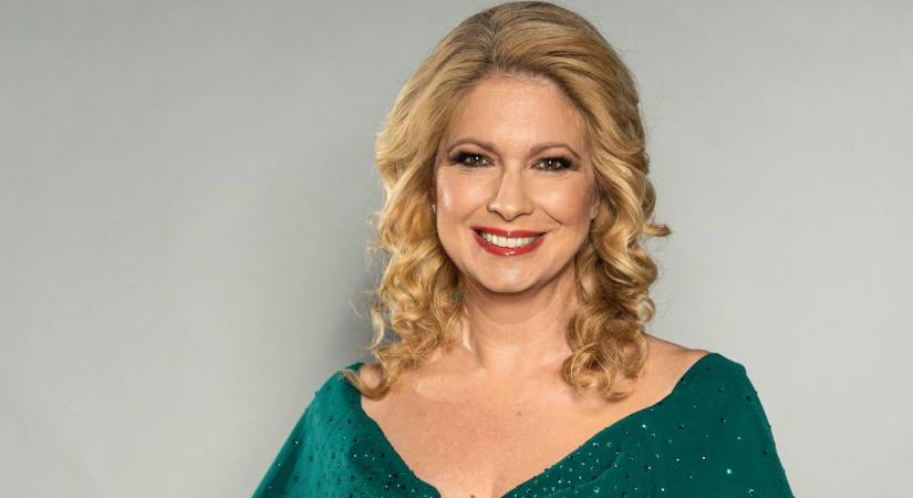 Andor Éva mélyen dekoltált miniben fotózkodott Orbán Viktorral