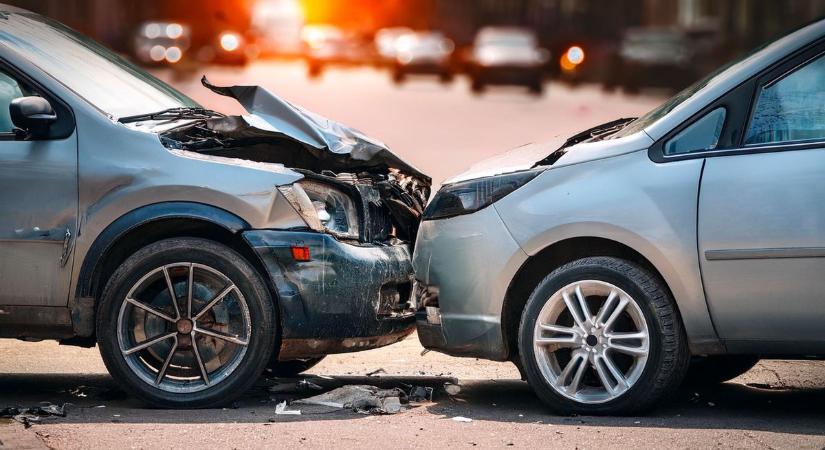 Karambol Győr forgalmas pontján, az egyik jármű nekicsapódott egy parkoló gépkocsinak is