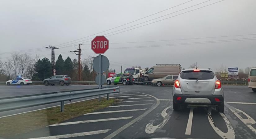 Három autó ütközött Balatonbogláron, fennakadás az M7-es lehajtójánál