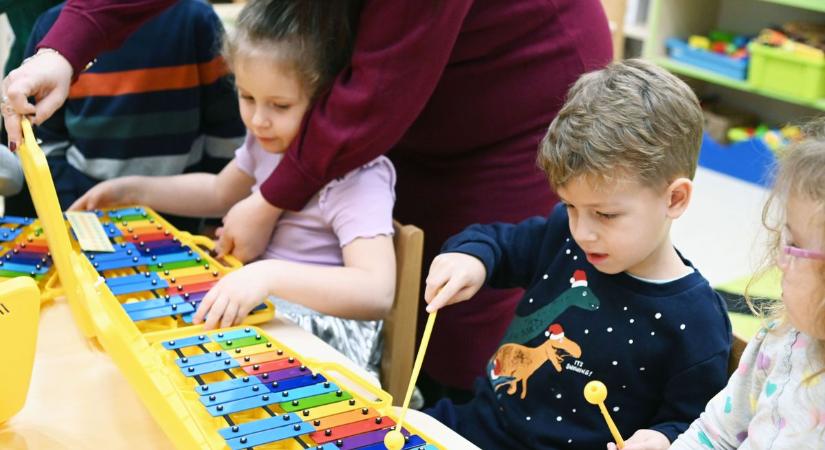 Kreatív zeneszerszámokkal lepték meg az óvodásokat Szolnokon