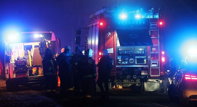 Részegen fának csapódott, majd az árokba borult autójával egy sofőr az 53-as főúton