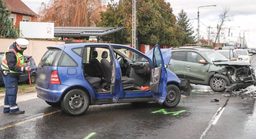 Hatalmas karambol Bólynál: egy embert a tűzoltók emeltek ki, útzár van érvényben