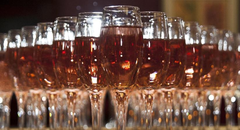 Rozé pezsgők a laborban: a buborékok eredetét is vizsgálták