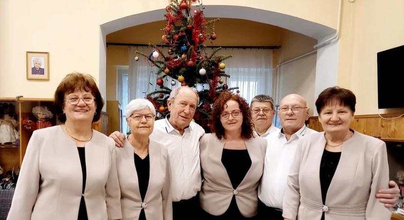 Énekelnek és ajándékoznak