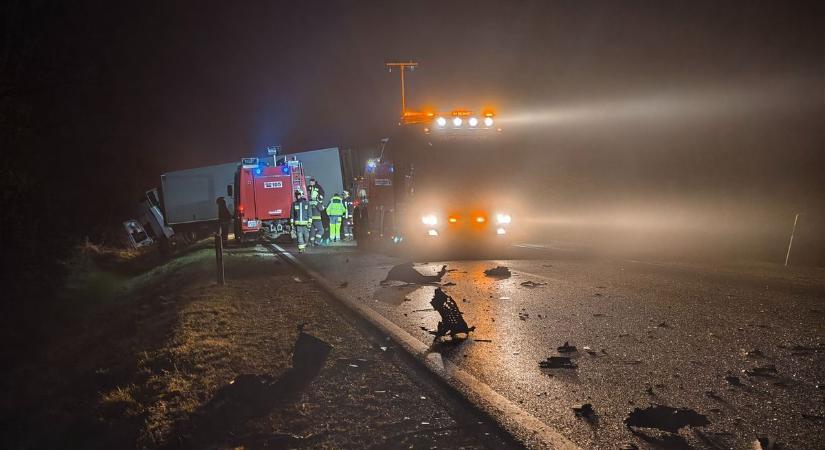 Egy 21 éves férfi hunyt el a 86-oson történt balesetben – újabb részletek a tragédiáról