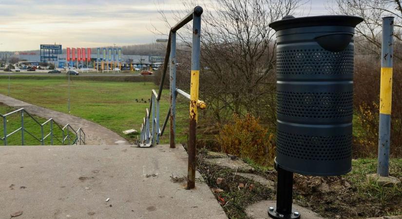 Gyakran áll a szemét ennél a szolnoki buszmegállónál, így lépnének fel ellene