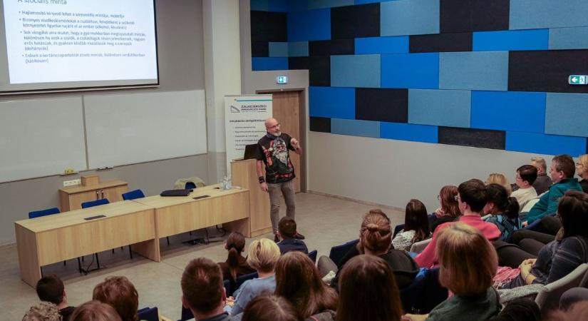 A mindennapi függőségek társadalmi hátteréről beszélt dr. Zacher Gábor a Széchenyi István Egyetem Zalaegerszegi Innovációs Parkjában
