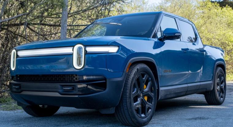 Visszaszól az autó: a Rivian saját AI-asszisztenst kap 2026-ban