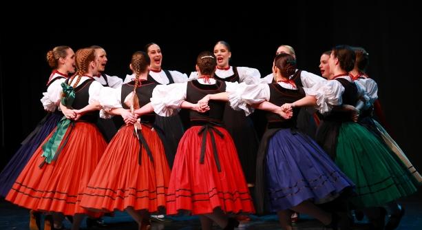 Telt ház előtt búcsúztatott csodás esztendőt a Dunaújvárosi Vasas Táncegyüttes