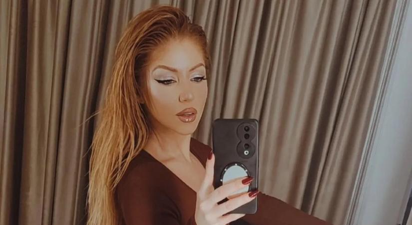 Tolvai Reni karácsonyi fotózása forróbb lett, mint egy bögre kakaó