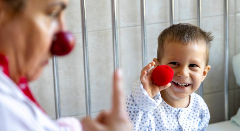 Mosoly, amely beragyogja a kórtermek csendjét: a PIROS ORR bohócdoktorok ünnepi varázsa