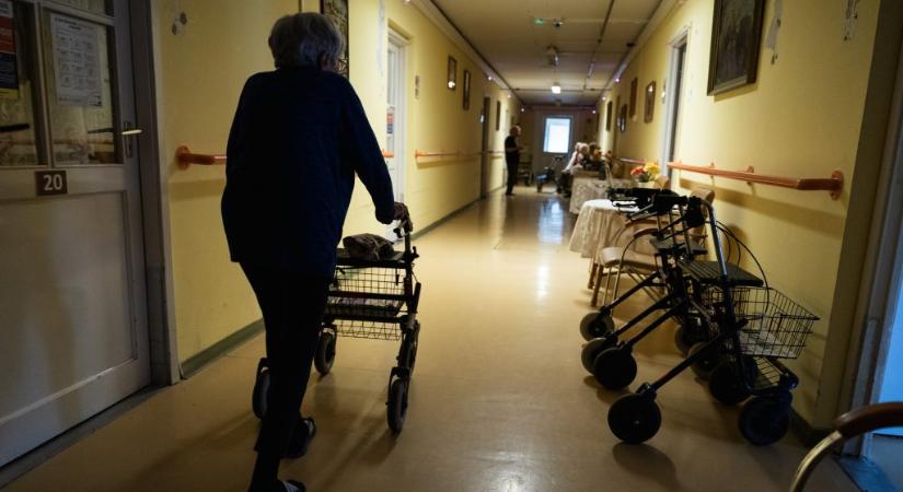 Menekülnek a dolgozók a hazai idősotthonokból, miközben az idősek aránya egyre nő
