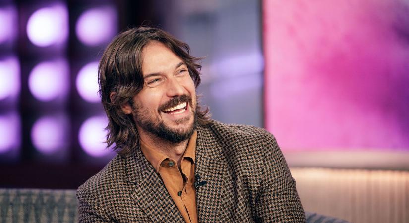 Gyönyörű nőket szeretett az Emily Párizsban Gabrielje a valóságban – De ki most a barátnője?