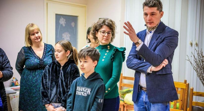 Karácsonyi csomagot kaptak a fiataloktól a szekszárdi idős otthon lakói (képgaléria)