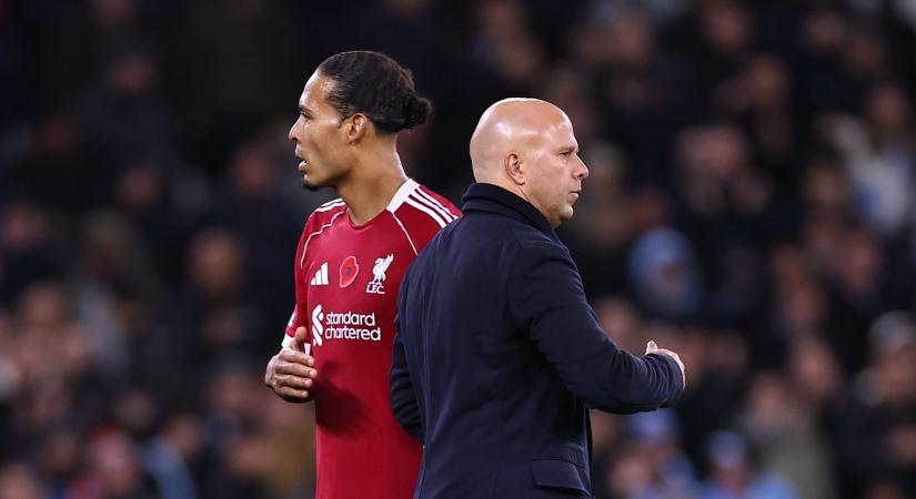 Kényes pillanat a Liverpoolnál – Slot „tökéletesen reagált” a Szalah-ügyre