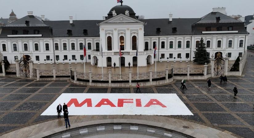 VIDEÓ: Az SaS hatalmas „Maffia” feliratot helyezett el az Elnöki Palota előtt