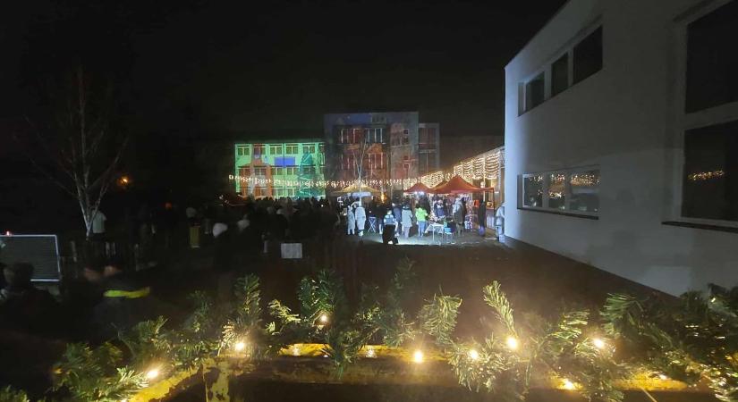 Fényfestés ragyogta be a somogyi település éjszakáját – videón mutatjuk a csodás fényjátékot