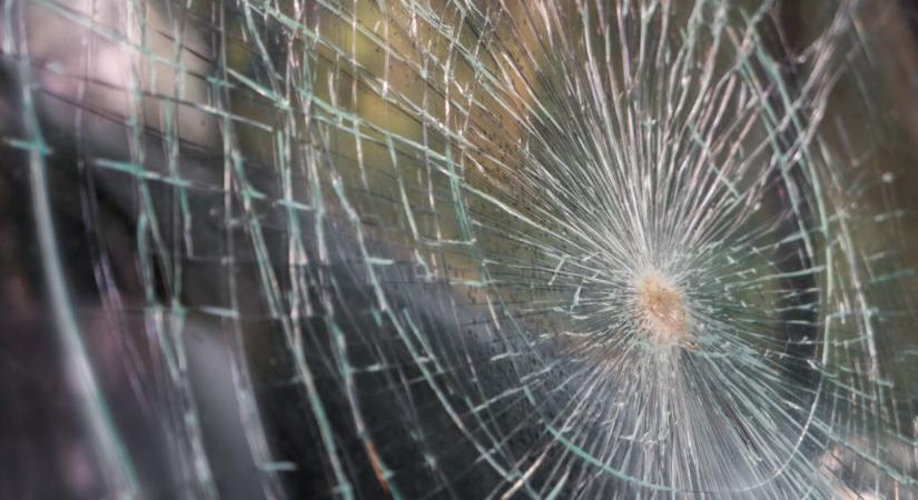 Dühében beverte a szélvédőt egy mezőkövesdi