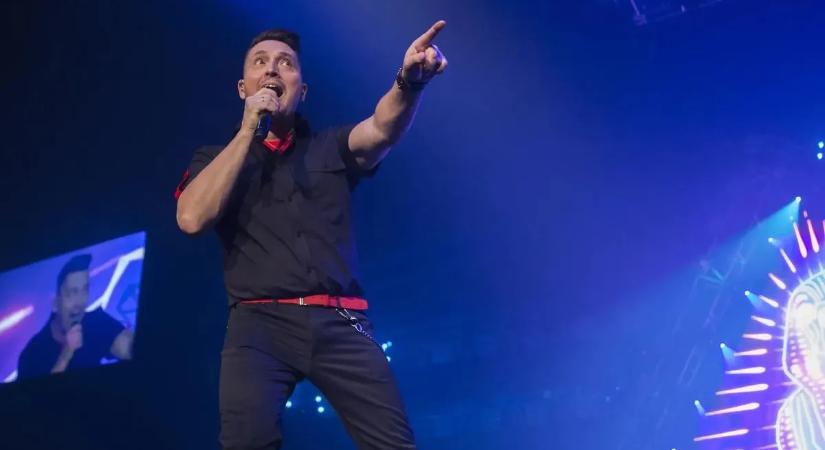 Határozottan és szelíden mondjuk ki: Nem fogunk eltűnni – Ákos üzent