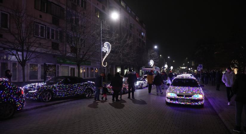 Karácsonyi autók lepték el Szolnok utcáit – fényárban úszott a varázs Trabant