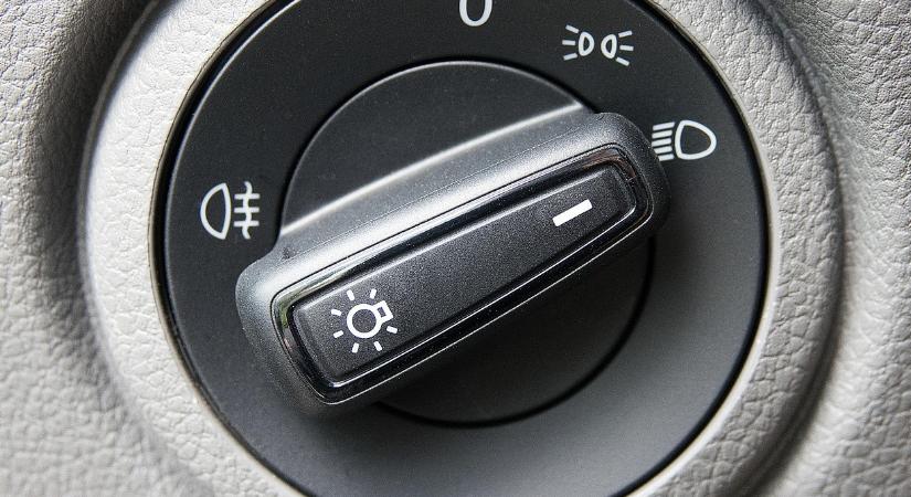 KRESZ: Több tízezres bírság sújthatja, ha helytelenül használja a ködlámpát