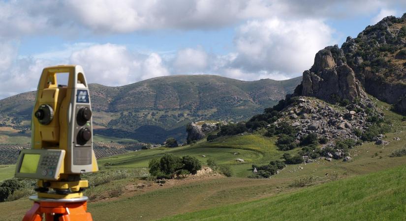 Folytatta az ingyenes telekkönyvezést a csíkszeredai városháza