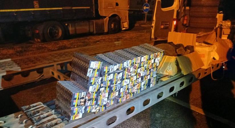 Csempészcigivel bélelte ki a kabátjait a bolgár férfi, így kapták el az M1-esen a csempészt