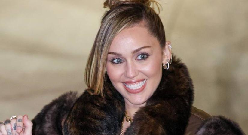 A hét szettje: Miley Cyrus retró bundája egy álom, nincs ennél sikkesebb fazon