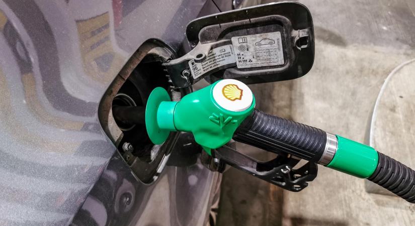 Benzin helyett vizet adott az egyik kút az M7-esen, több autó is lerobbant