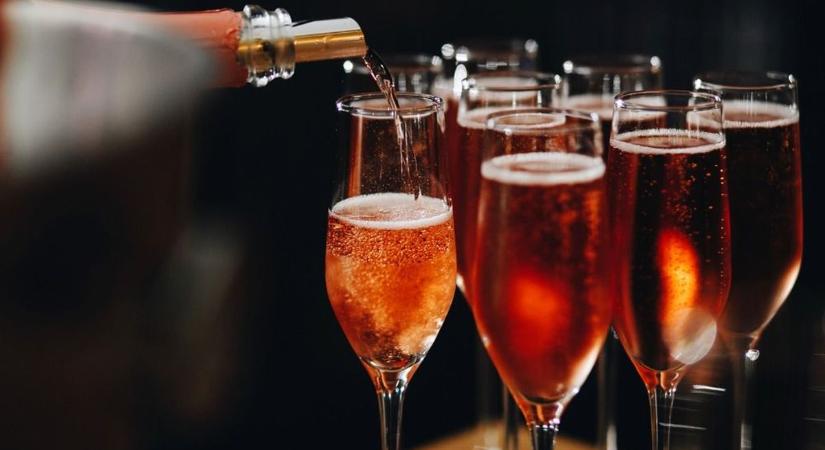 Megvizsgálta a hatóság a rozé pezsgőket: kiderült melyikkel érdemes és melyikkel nem szabad koccintanunk szilveszterkor