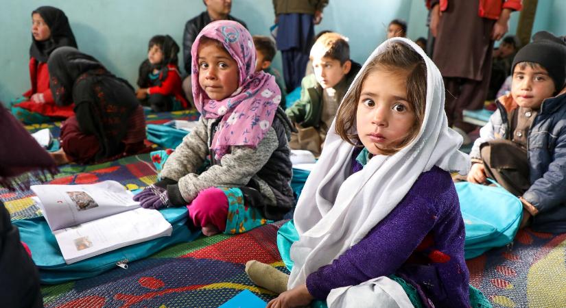 120 millió lány marad ki az iskolából: az UNICEF kampánya megmutatja, mi hogyan adhatunk esélyt