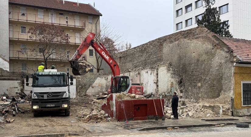 Tüneményes földszintes házat bontottak le Józsefvárosban