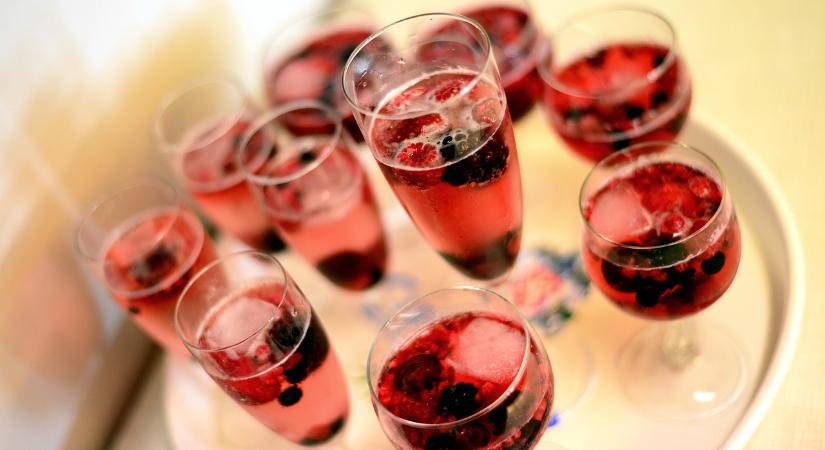 Még a buborékokat is megvizsgálta – mit mutatott a Szupermenta rozé pezsgőtesztje?