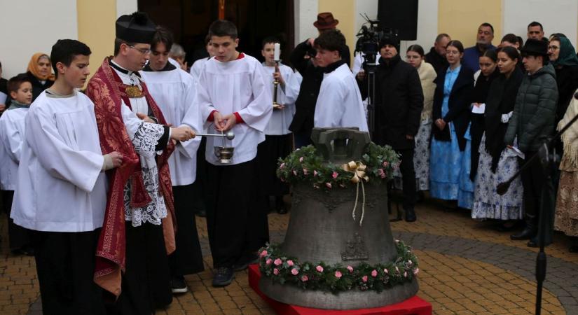 Százéves délvidéki harang kerül a dusnoki plébániatemplom tornyába – fotók