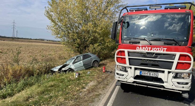 Letért az útról és fának csapódott, autóba beszorult emberhez riasztották a tűzoltókat Tatabányán